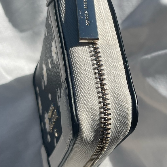 Kate Spade ♠️ traveler bicolor daisy 🌼 printed Wallet - Picture 10 of 15